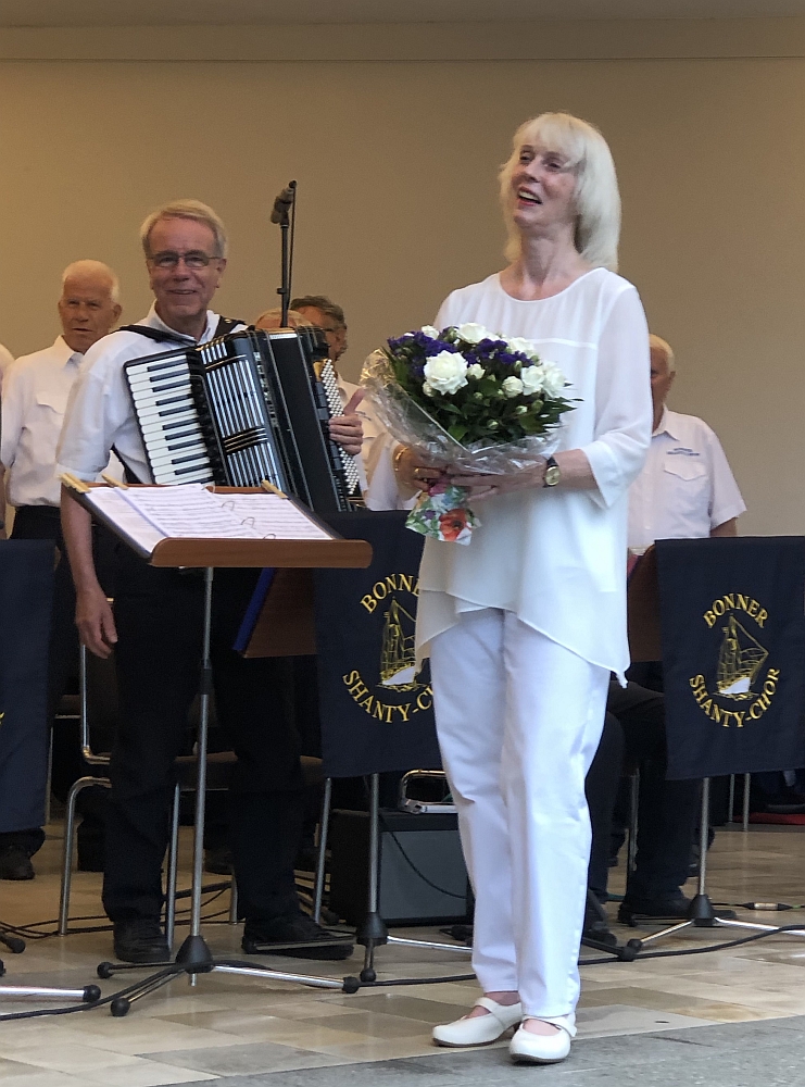 2019: Blumen für Dirigentin Zita Munderloh (Foto: Imke Weiler)