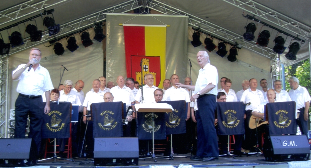 2008: BONNER SHANTY-CHOR auf der Bühne Sommerfestes in Bad Godesberg (Foto: Gerhard Meyer)
