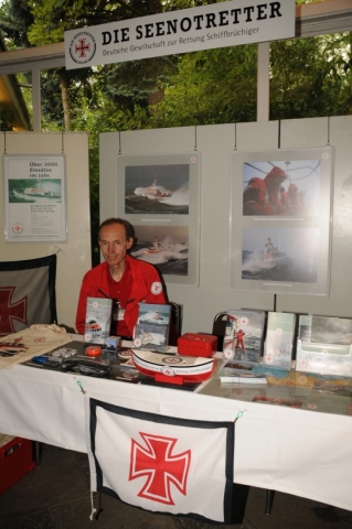 2013: Informationsstand der Deutschen Gesellschaft zur Rettung Schiffbrüchiger (Foto: Şahap)