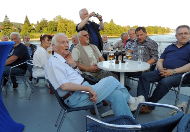 2013: Heiko Fenn und Chor-Kameraden an Bord des Rheinschiffes (Foto: Achim Haupt)