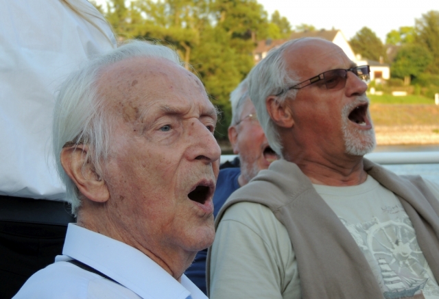 2013: Heiko und Klaus Beier (Passat-Chor) singen kräftig mit (Foto: Achim Haupt)