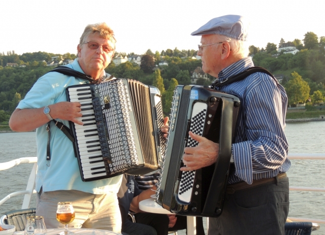 2013: Die beiden Akkordeonisten vom Passat-Chor (Foto: Achim Haupt)
