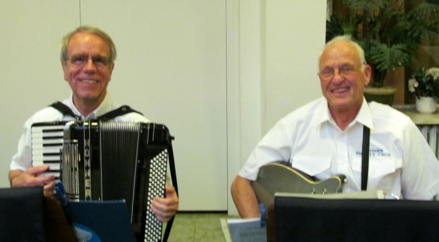 2013: An Akkordeon und Gitarre: Peter Reichelt und Klaus Oetjen (Foto: Monika Gerloff)