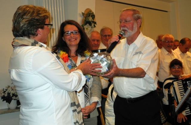2013: Von links: Frau Kälbert (Bordesholmer Tafel), Frau Luckwald (Frauenvereinigung Bordesholm), Hans-Kurt Süßmilch (Foto: privat)