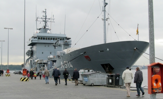 2013: Versorgungsschiff (Tender) der Deutschen Marine im Kieler Hafen (Foto: Peter Reichelt)