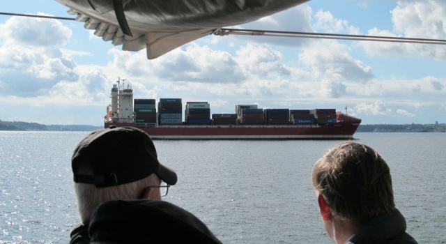 2013: Containerschiff auf der Kieler Förde (Foto: Peter Reichelt)