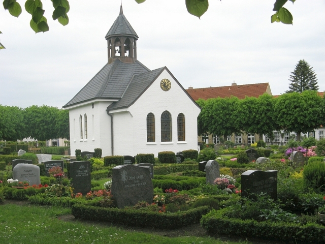 2016: Holm: Friedhof mit Kapelle (Foto: Ursula Ackermann)