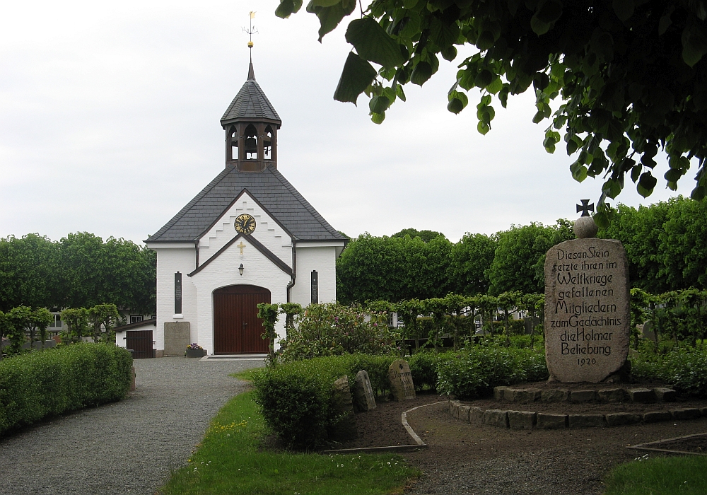 2016: Holm: Friedhof mit Kapelle (Foto: Ursula Ackermann)