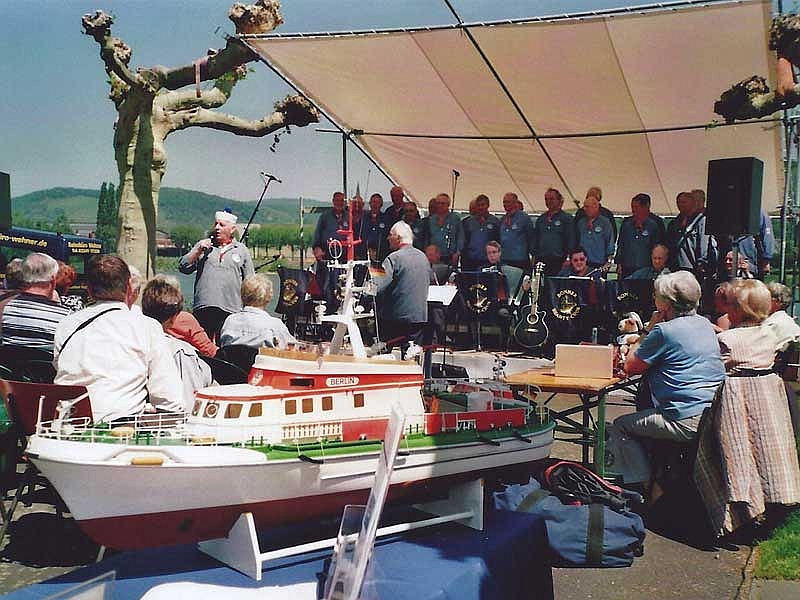 2010: Seenotrettungskreuzer und Chor (Foto: DGzRS)