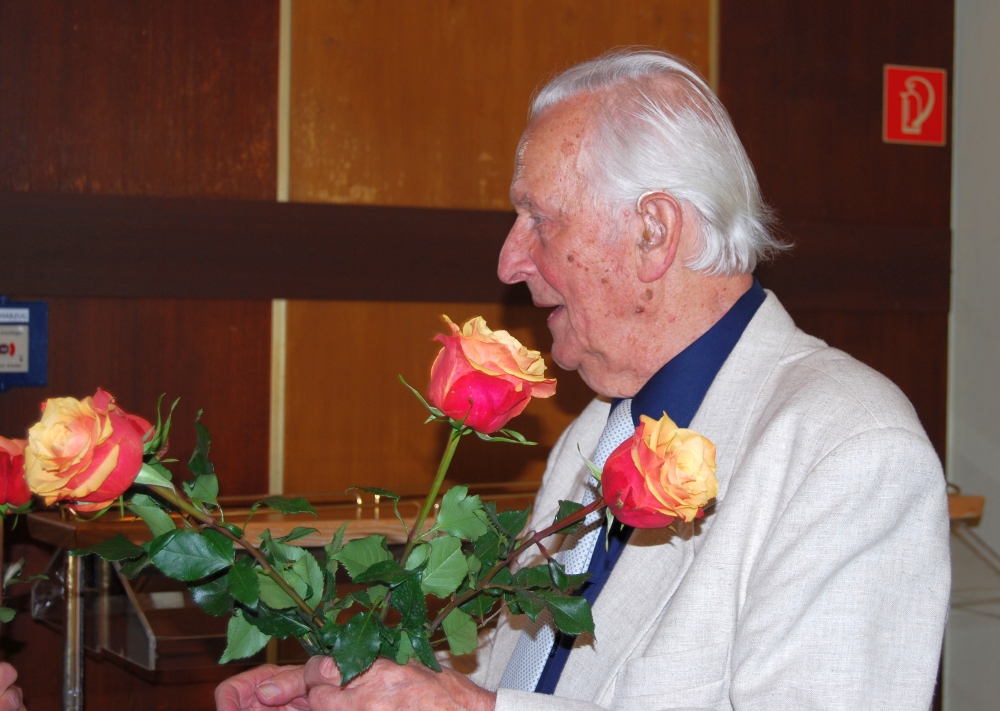 2008: Jubilar mit Rosenstrauß (Foto: Achim Haupt)