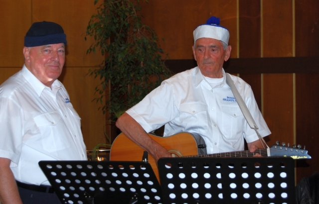 2008: Rudi und Heinz als Bänkelsänger (Foto: Achim Haupt)