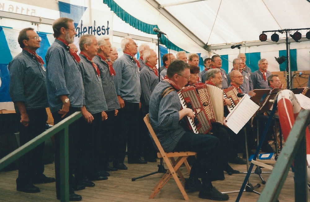 1997: BONNER SHANTY-CHOR beim Hafenfest in Hersel (Foto: Flecken)