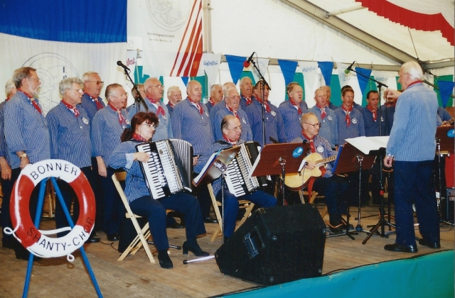2001: BONNER SHANTY-CHOR beim Hafenfest in Hersel (Foto: Flecken)