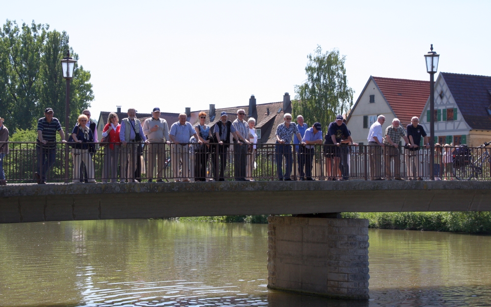 2009: Chormitglieder auf der Neckarbrücke (Foto: Marlies Wagner)