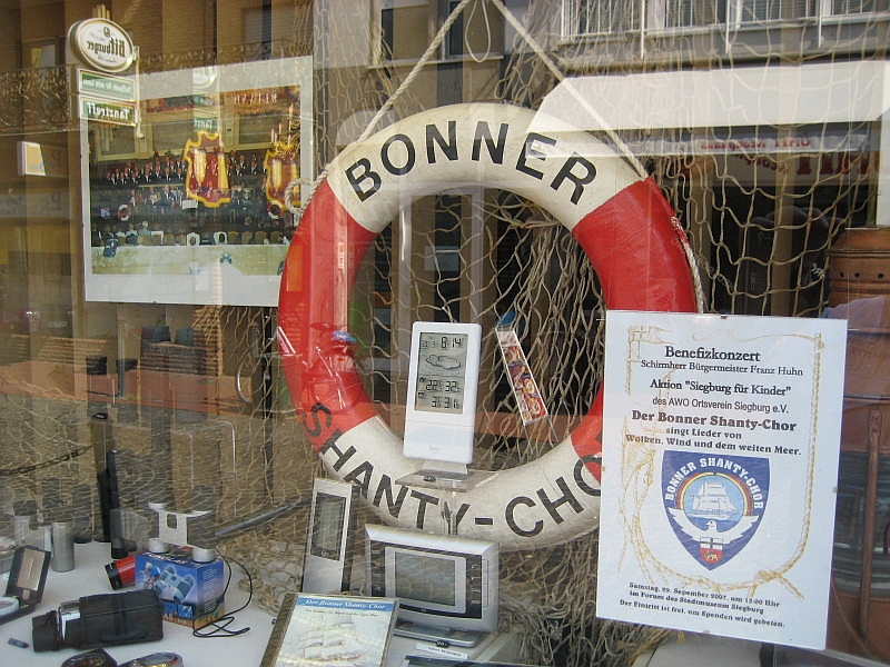 2007: Material des BONNER SHANTY-CHORES im Schaufenster des Optikers (Foto: Heinz Pinkernell)