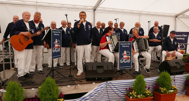 2018: Seemanns Chor Oldenburg im Festzelt (Foto: Manfrad Weiler)