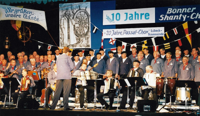 1997: 10 Jahre BONNER SHANTY-CHOR, Festkonzert gemeinsam mit PASST-CHOR im Beueler Brückenforum (Foto: privat)