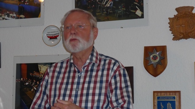 Hans-Kurt Süßmilch bei seiner kleinen Ansprache (Foto: Manfred Weiler)