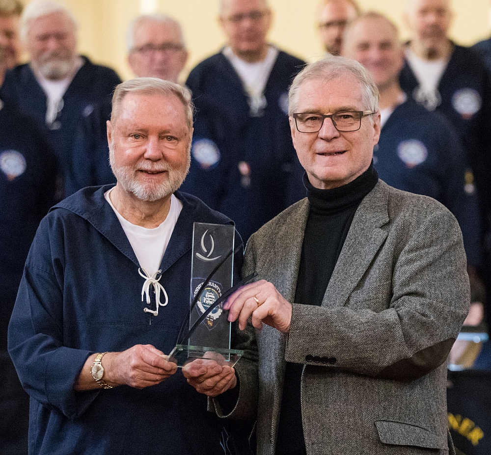 2019: Bernd Leyendecker (rechts) überreicht den Ehrenpreis der Aktion Weihnachtlicht an Hans-Kurt Süßmilch (Foto:  Meike Böschemeyer)