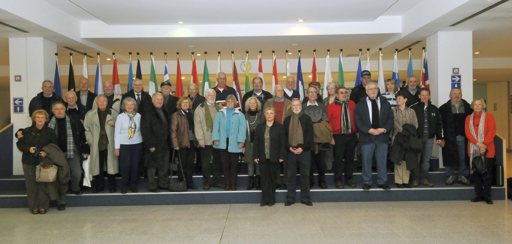 2008: Der BONNER SHANTY-CHOR im Europaparlament, Brüssel. Im Hintergrund die Flaggen der 27 Mitgliedstaaten und die Europa-Flagge. (Foto: privat)